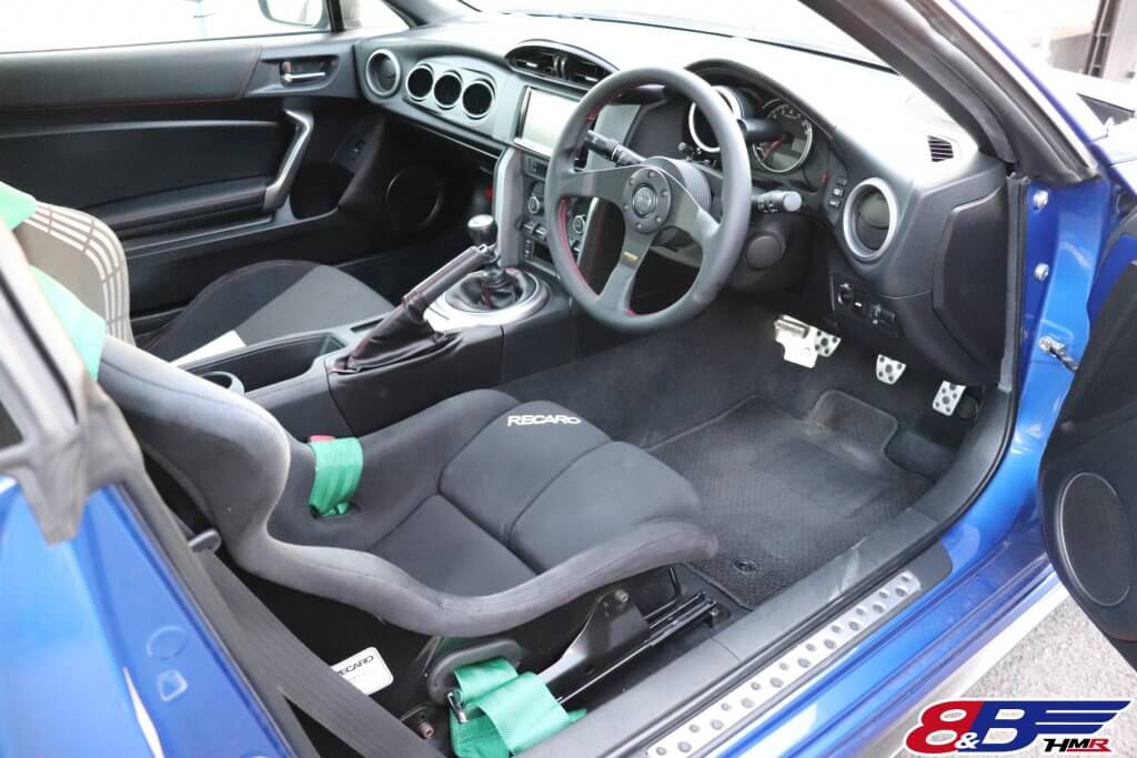 8&B BRZ(ZC6)MOMOステアリング取り付け