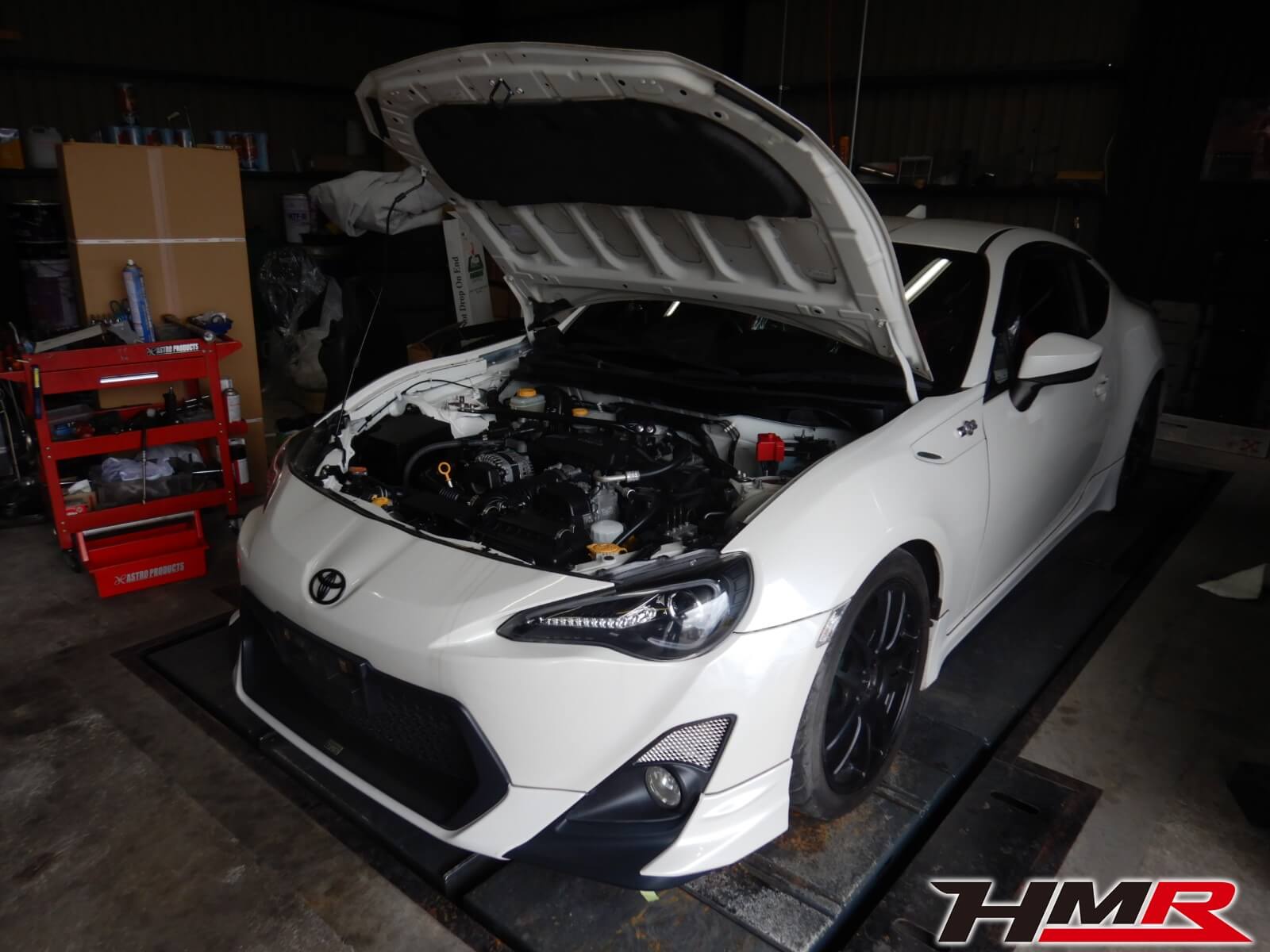 ワーク18AWが装着されたパールホワイトの86(ZN6)納車前の点検整備を行いました。